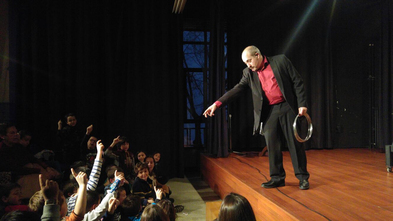 SantimaguS en escenario realizando magia con aros
